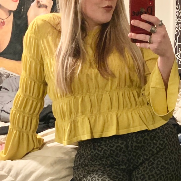 Zara Tops - ✅3 for $10✅ZARA Bell Sleeve Ruched Top